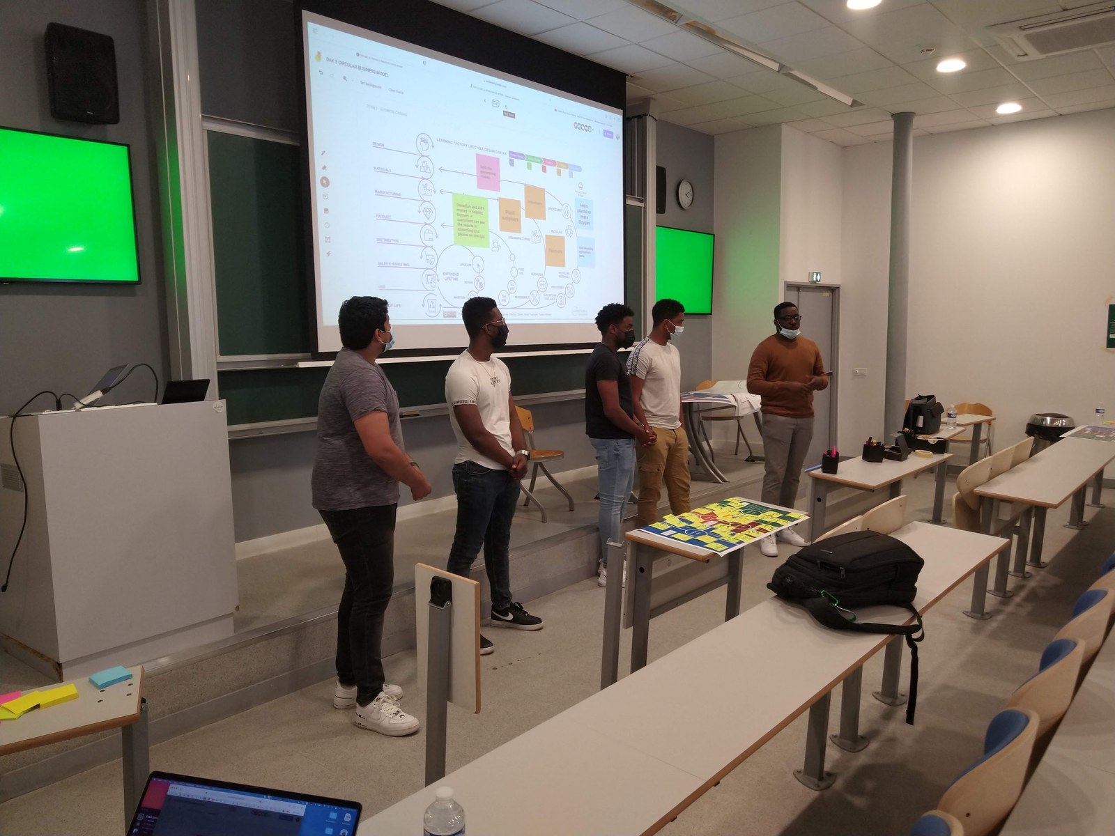 CIB21 Paris track students presenting circular business model