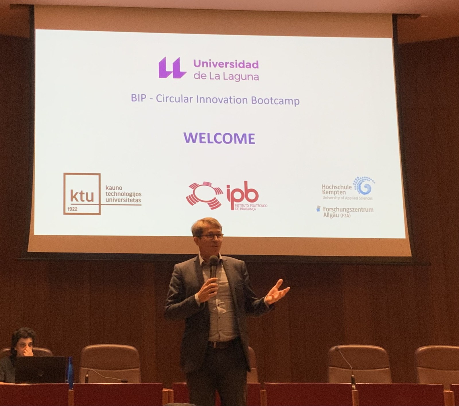 Prof. Andreas Müller welcoming CIB24 at ULL