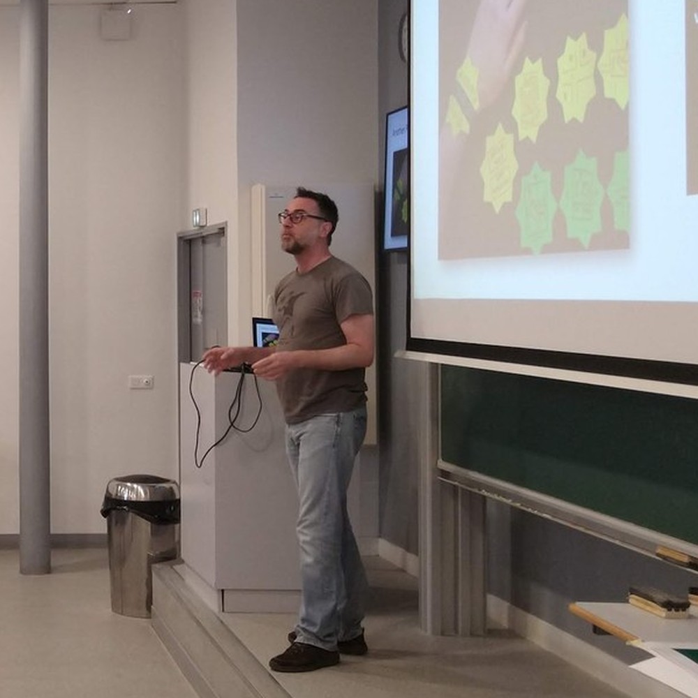 Lecturer David presenting Pretotyping, Paris 2021