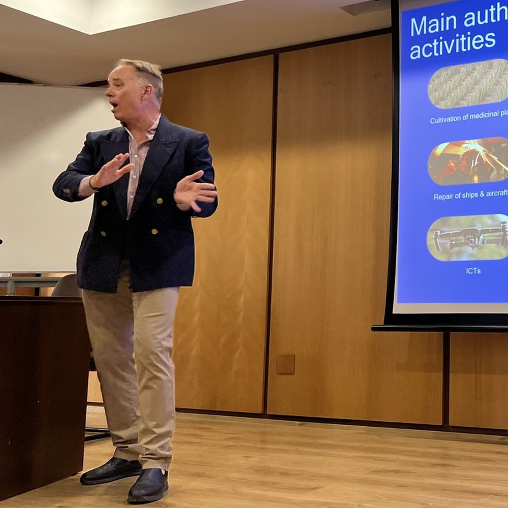 Lecturer presenting, Tenerife 2022