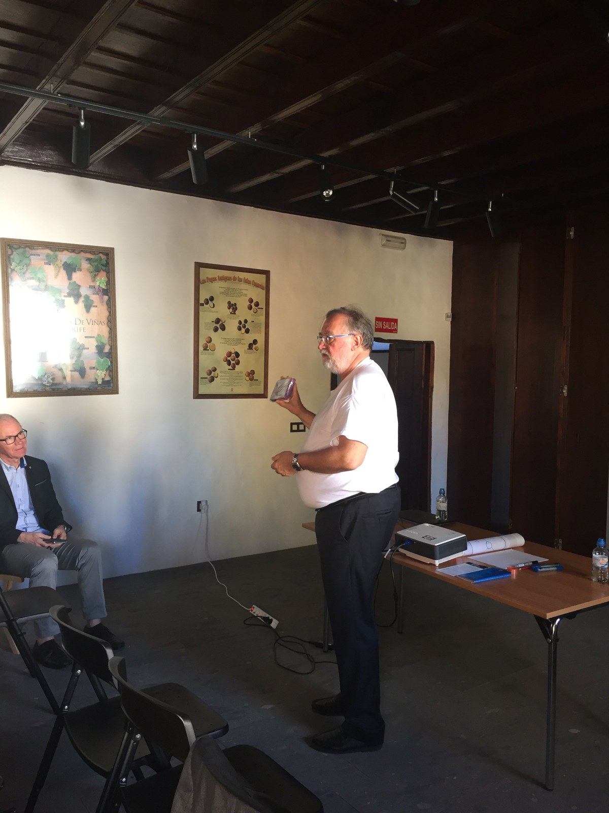 Prof. DI Günter Koch presenting local wine varieties, 2017